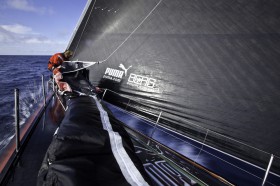 Michi Müller bereitet auf Puma einen Segelwechsel vom Code Zero zum G1 Gennaker vor. © Amory Ross/PUMA Ocean Racing/Volvo Ocean Race