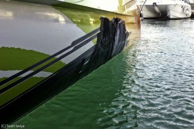 Der verwundete "Sanya"-Rumpf in gekrängtem Zustand. Das Kohlefaser-Laminat ist sichtbar, die Außenhaut abgeplatzt. ©