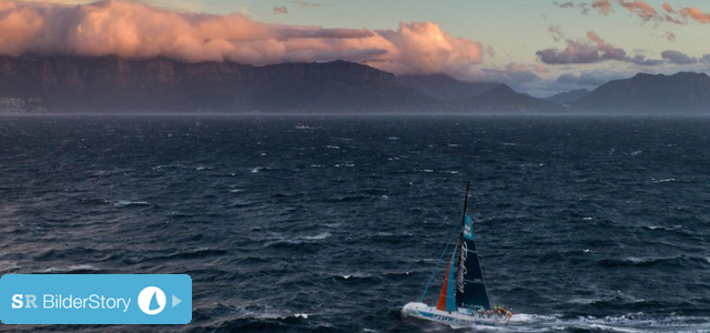 Telefonica wird von dem typischen Wolkenband über dem Tafelberg in Kapstadt empfangen. © IAN ROMAN/Volvo Ocean Race