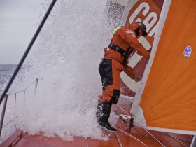 Der Camper Vorschiffsmann arbeitet hart bei maximalem Speed. Der Etappensieg ist kaum noch drin, aber der 24 Stunden Rekord. © Hamish Hooper/CAMPER ETNZ/Volvo Ocean Race