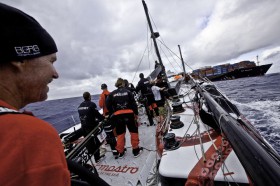 Die Ansteuerung an den Container-Frachter ist schwierig. Der Kapitän möchte, dass Ken Read längsseits geht. © Amory Ross/PUMA Ocean Racing/Volvo Ocean Race