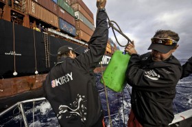 20 Dieselkanister werden an einer Leinenverbindung übergeben. Es ist schwierig, den richtigen Abstand zu halten. Der Frachter treibt mit drei Knoten nach Lee. © Amory Ross/PUMA Ocean Racing/Volvo Ocean Race