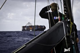 Frachter in Sicht. Der Grieche mit russischer Crew bringt Puma den nötigen Diesel für die Fahrt nach Tristan da Cunha. © Amory Ross/PUMA Ocean Racing/Volvo Ocean Race