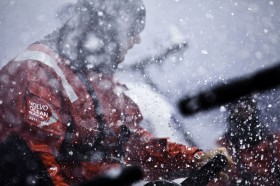 Michie Müller am Grinder bei harten Bedingungen. Hat Puma zu hart gepuscht? © PAUL TODD/Volvo Ocean Race