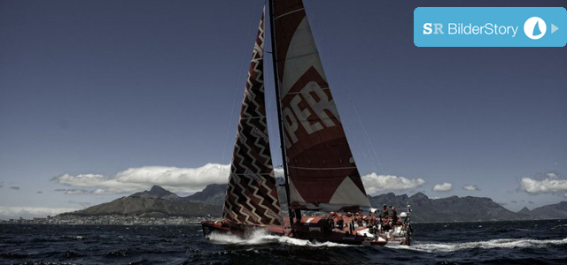 Das Camper Team nähert sich 17 Stunden hinter Telefonica dem Tafelberg von Kapstadt. © Paul Todd/Volvo Ocean Race
