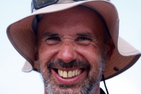 Jörg Riechers nach 18 Tagen und 22 Stunden ungewaschen und fern der Heimat aber gut gelaunt nach Platz fünf. © - Pierrick Garenne / GPO