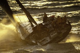 Der Abend vor dem Mastbruch. Abu Dhabi kämpft gegen die steiler werdende Welle an. © PAUL TODD/Volvo Ocean Race