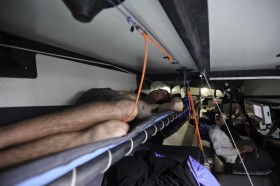 Auf der Groupama mag es warm und gemütlich sein, aber darauf würden die Franzosen zugunsten von Wind aus der richtigen Richtung gerne verzichten. © Yann Riou/Groupama Sailing Team/Volvo Ocean Race