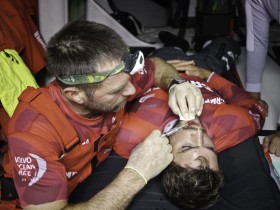 Tony Rae setzt unter Deck der Camper Yacht eine Spritze in den Nerv des ausgeschlagenen Zahns von Mike Pammeter. © Hamish Hooper/CAMPER ETNZ/Volvo Ocean Race