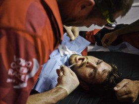 Mit Nadel und Faden. Rae näht die aufgerissene Lippe seines Vorschiffsmanns mit drei Stichen. © Hamish Hooper/CAMPER ETNZ/Volvo Ocean Race
