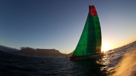 Auch die Franzosen haben noch zum Tafelberg geschafft. Vor dem Ziel peinigte sie noch das St. Helene Hoch. © IAN ROMAN/Volvo Ocean Race