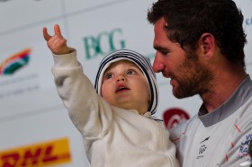 Gropama endlich zuhause. Der Sohn erklärt seinem Papa die Welt. Wie unwichtig plötzlich dieser blöde Schlenker nach Afrika wird. © IAN ROMAN/Volvo Ocean Race