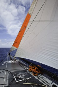 Zwei Segel sind am Stummelmast gesetzt. Aber das Team hofft auf ein Rendezvous mit einem Sprit-Frachter. © Amory Ross/PUMA Ocean Racing/Volvo Ocean Race