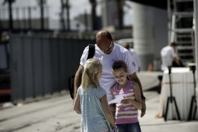 Noch hat Abu Dhabi Skipper Ian Walker Zeit, sich um seine Töchter zu kümmern. Sanya wird per Schwimmkran vom Frachter zum Dock gebracht. © PAUL TODD/Volvo Ocean Race