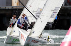 Die Holländerin Mandy Mulder holte den letzten Platz im Achtelfinale. Der Spibaum steht noch querab. © Ocean Images