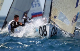 Der Franzose Jonathan Lobert kämpft im Finn Dinghy mit dem Fremantle Doctor. Er liegt auf Rang vier. © Ocean Images