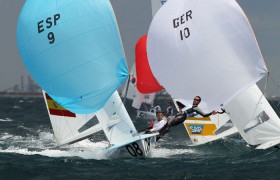 Angriff auf die Spanier. Agressiv und selbstbewusst gehen die 470er Segler Ferdinand Gerz und Patrick Follman (r) bei der WM zu Werke. © Ocean Images