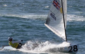 Ben Ainslie im Gelben Trikot des Führenden. Er geht mit einem acht Punkte Vorsprung ins Medal Race, wenn ihn denn die Jury nicht sperrt. © Ocean Images