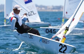 Simon Grotelüschen nach der Wende. Ein zweiter Rang im neunten Rennen beschert ihm Platz zwei vor dem Medalrace. © Paul Kane