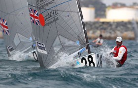 Ben Ainslie darf den hässlichen roten Punkt im Segel wieder mit einem gelben für den Führenden ersetzten. © Ocean Images