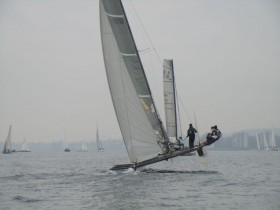 Schnellstes Schiff ist am Ende der Ventilo 28 mit ex 49er Ax Tom Ruegge, nachdem der SL33 vorne aufgeben musste. © DSMC