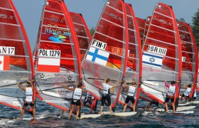Bei den Surferinnen hält sich Moana Delle (3.v.r.) mit soliden Top Ten Plätzen alle Chancen für eine vordere Platzierung offen. © Ocean Images