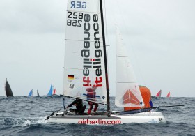 Die Sachs an der Leetonne. Christian reißt den Gennaker noch stehend in die Röhre am Bugspriet. © Andreas Kling
