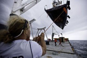 Schiff an Bord. Michi Müller kontrolliert die Heckleine als "Mar Mostro" vor Tristan da Cunha auf den Frachter gehievt wird. © Amory Ross/PUMA Ocean Racing/Volvo Ocean Race