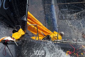 Abu Dhabi ist wieder rennbereit, segelte diesmal allerdings nicht nach vorne. © IAN ROMAN/Volvo Ocean Race