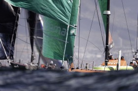 Groupama hat Probleme, den Gennaker sauber einzurollen und muss nach der Halse zwei Gegner ziehen lassen. © PAUL TODD/Volvo Ocean Race