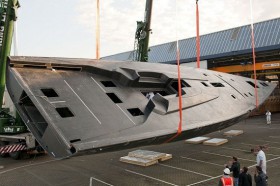 Die erste Wally Cento wird bei Green Marine aus der Form gehoben. Sie soll im Juli 2012 segeln. © Green Marine