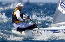 Superstar Ben Ainslie muss sich bei Hack ganz schon strecken um mit den schwereren und jüngeren Kollegen mithalten zu können. Er liegt auf Rang drei. © Ocean Images