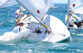 Action auf dem Laser Kurs am 15. Tag der ISAF WM. Der Schwede Emil Cedergardh kentert auf klassische Weise nach Luv. © Paul Kane/Perth 2011