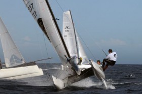 Die F18 Katamarane sind los bei der EM auf Las Palmas. Konstanter Wind will sich aber nur langsam durchsetzten. © RCNGC