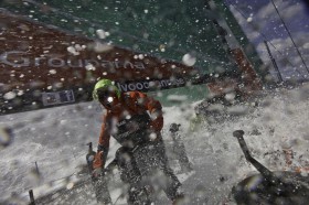 Groupama gibt Vollgas und rutscht über die Flotte. © Yann Riou/Groupama Sailing Team/Volvo Ocean Race