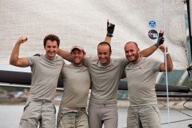Paul Campbell James (l.) gewann 2011 am Steuer von The Wave, Muscat. Luna Rossa macht ihm diesmal ein besseres Angebot. © Lloyd Images
