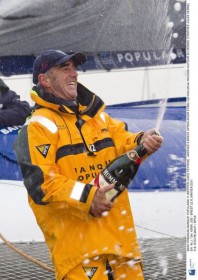 Das Champagner-Spritzen kennt Peyron noch vom Barcelona World Race Sieg 2011. Nun droht wieder das nüchterne America's Cup Geschäft. Sein Energy Team ist alles andere als siegfähig. © BCPE