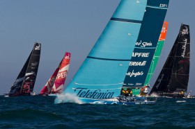 Kurz nach dem Start wendet Telefonica auf die linke Seite und liegt an der Luvtonne knapp in Führung. © IAN ROMAN/Volvo Ocean Race