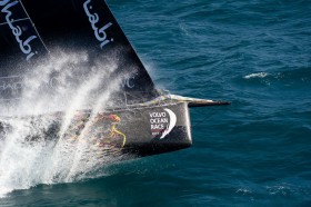 Das Abu Dhabi war auch beim Sprint zum Heimathafen chancenlos, zeigt aber immerhin den hübschesten Spritzwasservorhang. © PAUL TODD/Volvo Ocean Race