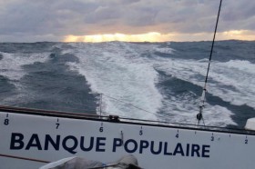 Wieder mit Vollgas unterwegs. "Banque Populaire" wird am Samstag mit einem Fabelrekord in Ushant erwartet. © BPCE
