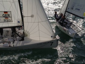 Das deutsche Frauen Match Race Team um Steuerfrau Silke Hahlbrock im Vorstart-Duell mit der Finnin Lethinen. © Sail Sheboygan