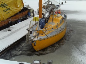 Thomas Hau wohnt seit zwei Jahren auf der 7.30 Meter Trident "Candice Marie" im Obereider Yachthafen. Kälte kann ihm dank Dieselofen nichts anhaben. © T.Hau
