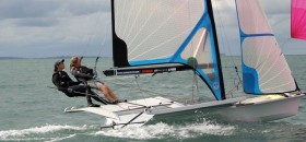 Alte Linien mit kleinem Rigg machen aus dem 49er Rumpf vielleicht ein neues Frauen-Olympia-Skiff © Mackay