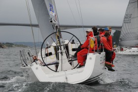 Die J 109 "Blur" mit North 3Di Segeln und Blogger Peter Gustavsson, wenn sie aufrecht segelt. © Blur