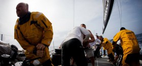 Harte Arbeit an Bord von Abu Dhabi. Bei Manövern sind alle Grinder besetzt. © Nick Dana/Abu Dhabi Ocean Racing/Volvo Ocean Race
