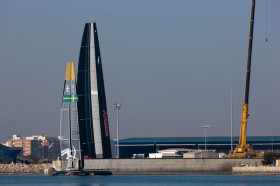 Größenvergleich. AC45 Wing mit neuem Topp-Element versus AC72 Flügel. © Sander van der Borch / Artemis Racing