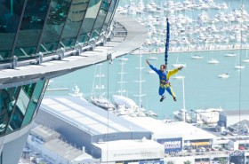 Die Medienmänner der Volvo Ocean Racer springen vom Sky Tower in Auckland. © Marc Bow/Volvo Ocean Race
