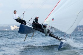 "Warum mehr bezahlen, um langsamer zu segeln?" Roland und Nahid Gäbler holen alles aus dem alten Tornado heraus. © Czech Catamaran