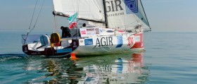 Flaute am Kap Finisterre. Die Mitfavoriten Stéphane Le Diraison und Adrien Hardy sind mit "Agir" auf der Südroute noch am besten durch die Schwachwindzone gekommen. Sie führen die Südgruppe an. © Bruno Bouvry / imagesdemer.com