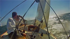Segeln in kurzen Hosen. Stefan Karsunke führt die "Rotoman" bei der mexikanische Meisterschaft auf Platz neun. © JM Ulrich